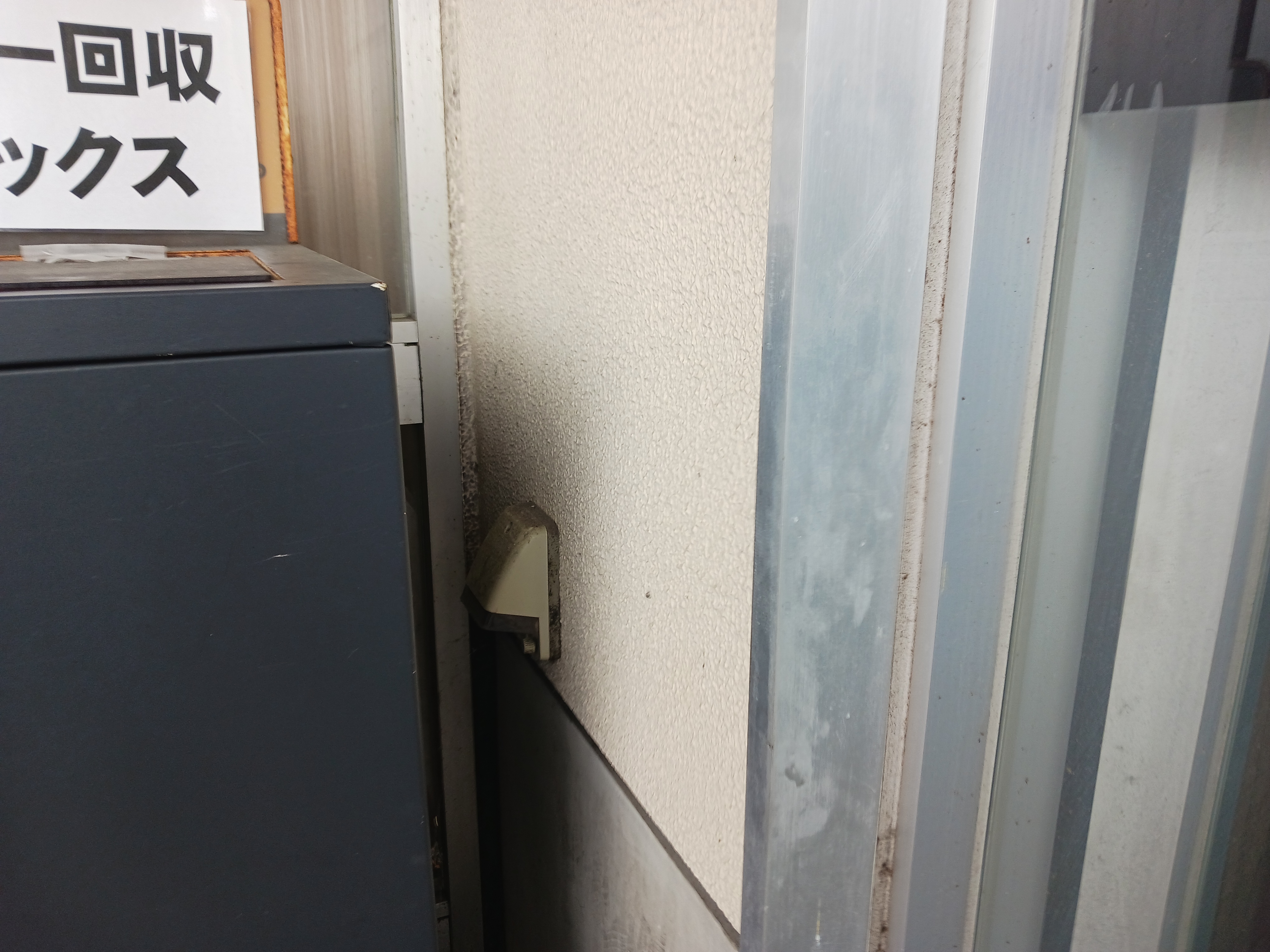 【西鉄ストア香椎花園店】店舗入り口付近 販促プロモーションや物販に最適なスーパー屋外催事イベントスペース