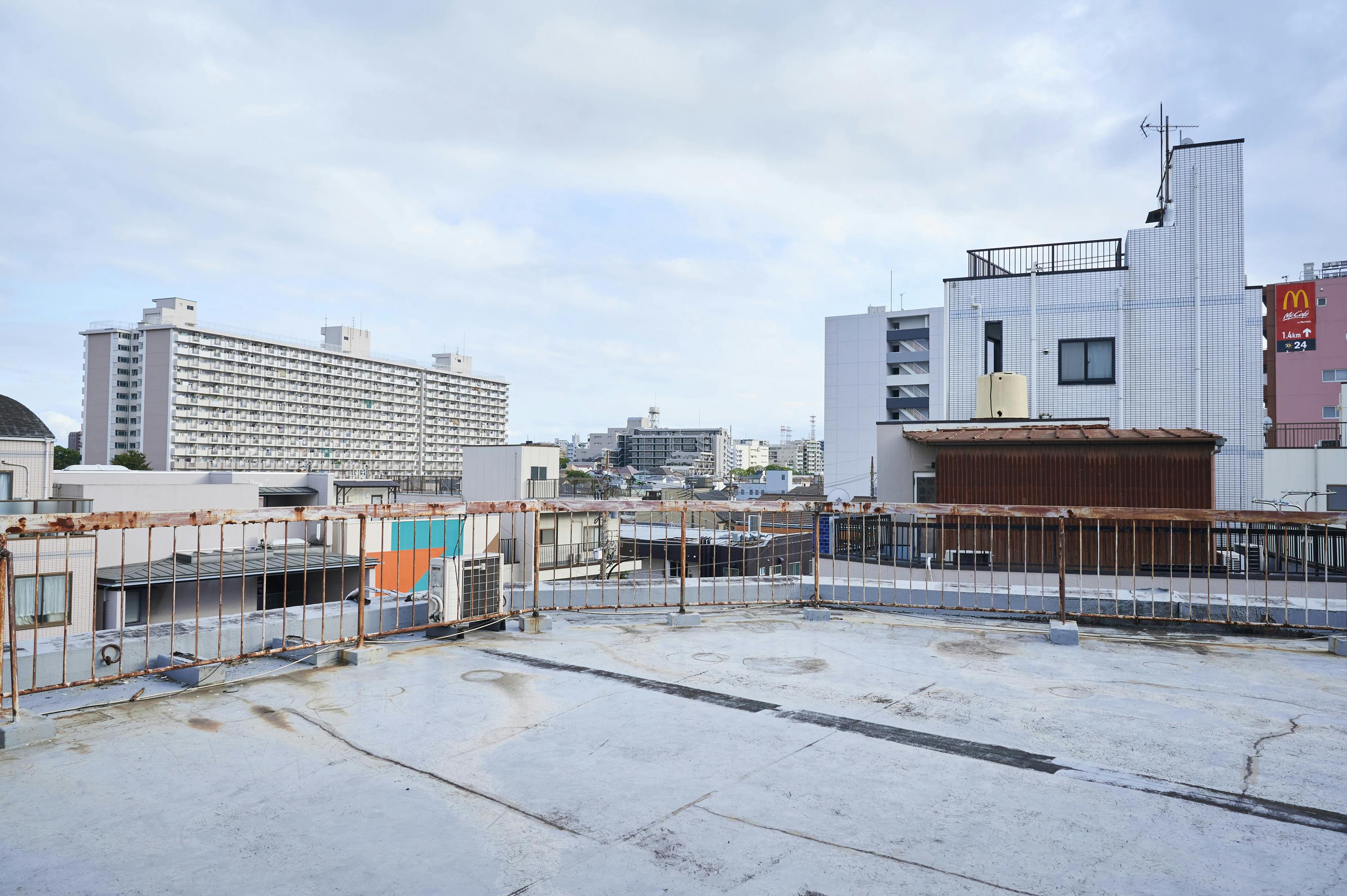 開放的な屋上。音出し可能。