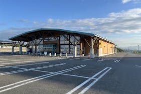 【ダイナム山口阿知須店】キッチンカーやプロモーションに最適なアミューズメント施設のイベントスペース(店舗出入り口横)