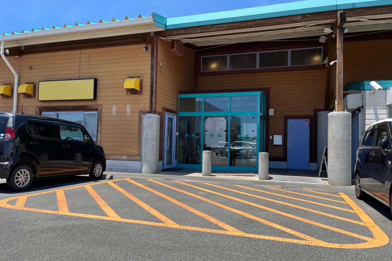 【ダイナム山口阿知須店】キッチンカーやプロモーションに最適なアミューズメント施設のイベントスペース(店舗出入り口横)