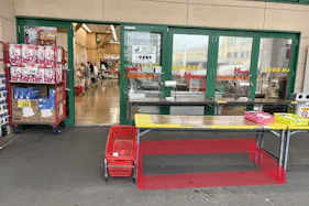 【フードマーケットマム若松店】出口右側スペース 販促プロモーションや物販に最適なスーパー屋外催事イベントスペース