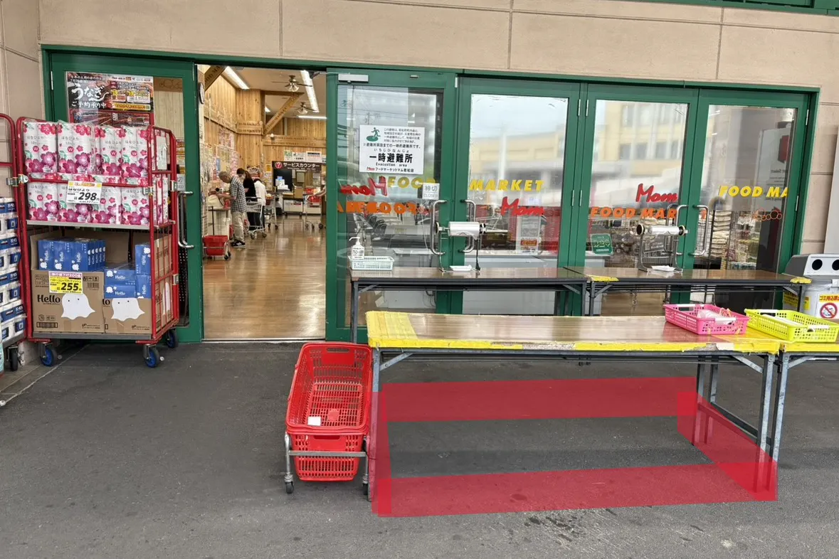 【フードマーケットマム若松店】出口右側スペース 販促プロモーションや物販に最適なスーパー屋外催事イベントスペース