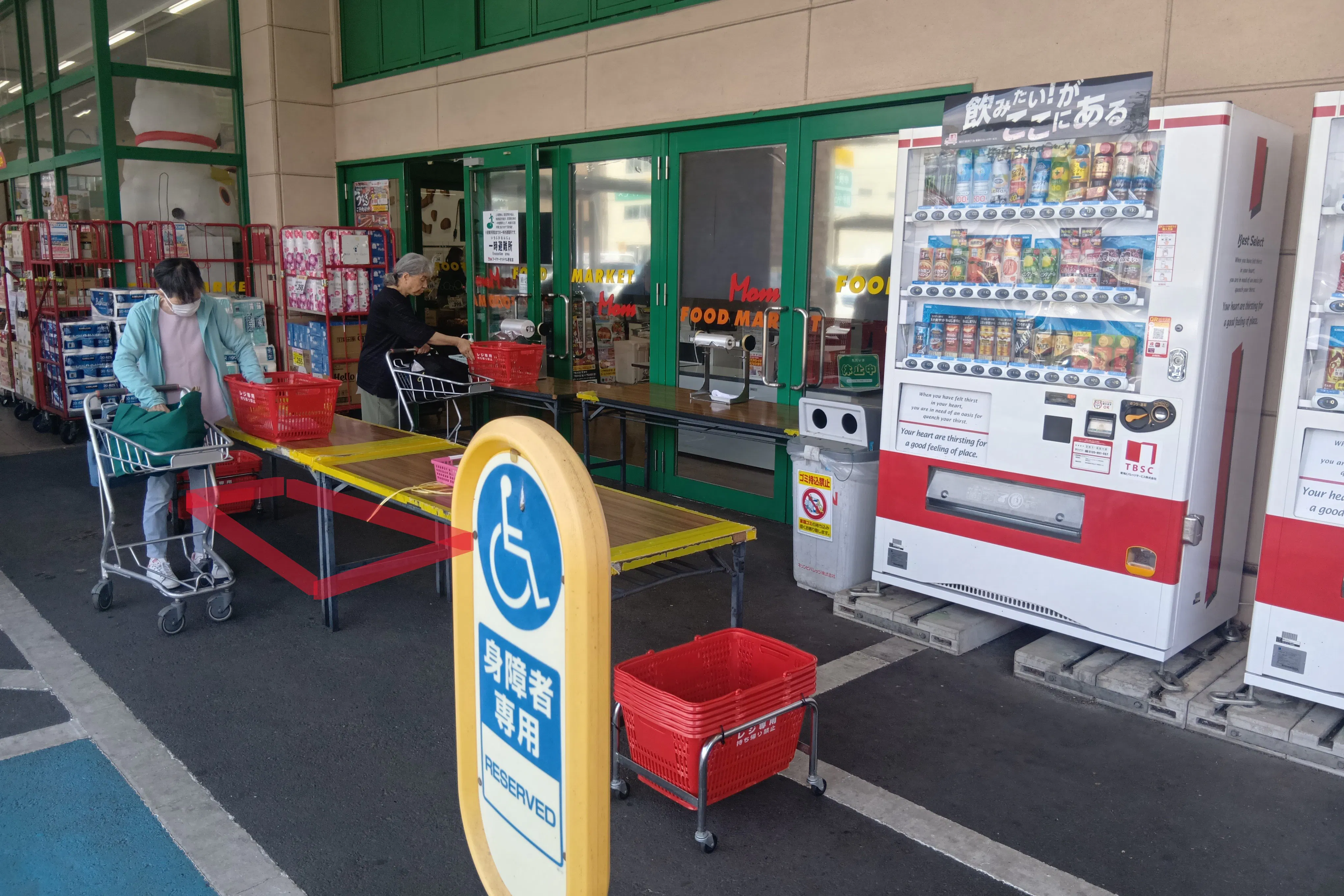 【フードマーケットマム若松店】出口右側スペース 販促プロモーションや物販に最適なスーパー屋外催事イベントスペース