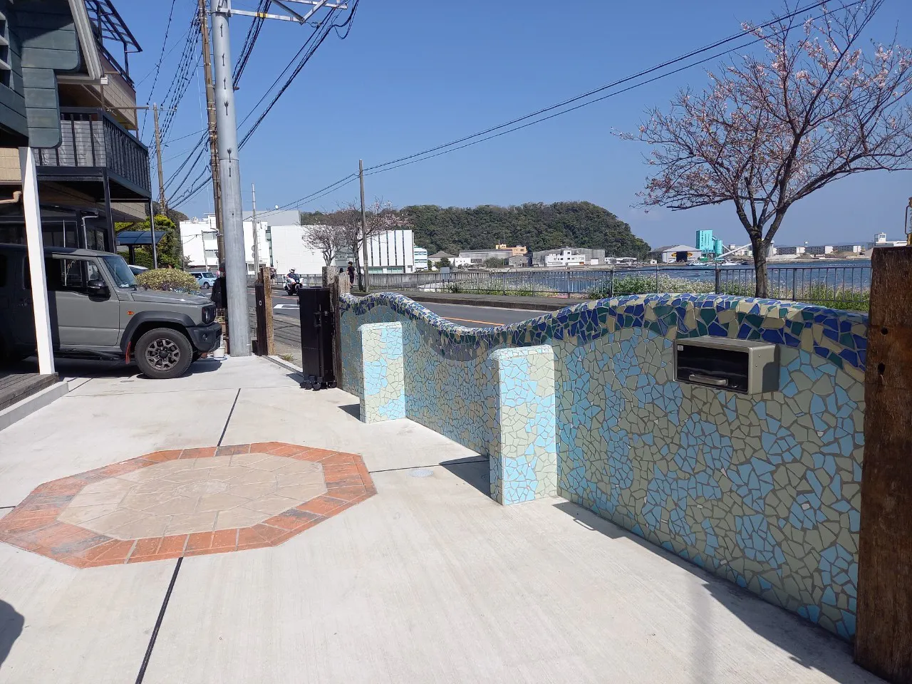 【久里浜港近く】久里浜海岸通り沿いにある飲食店前のキッチンカースペース