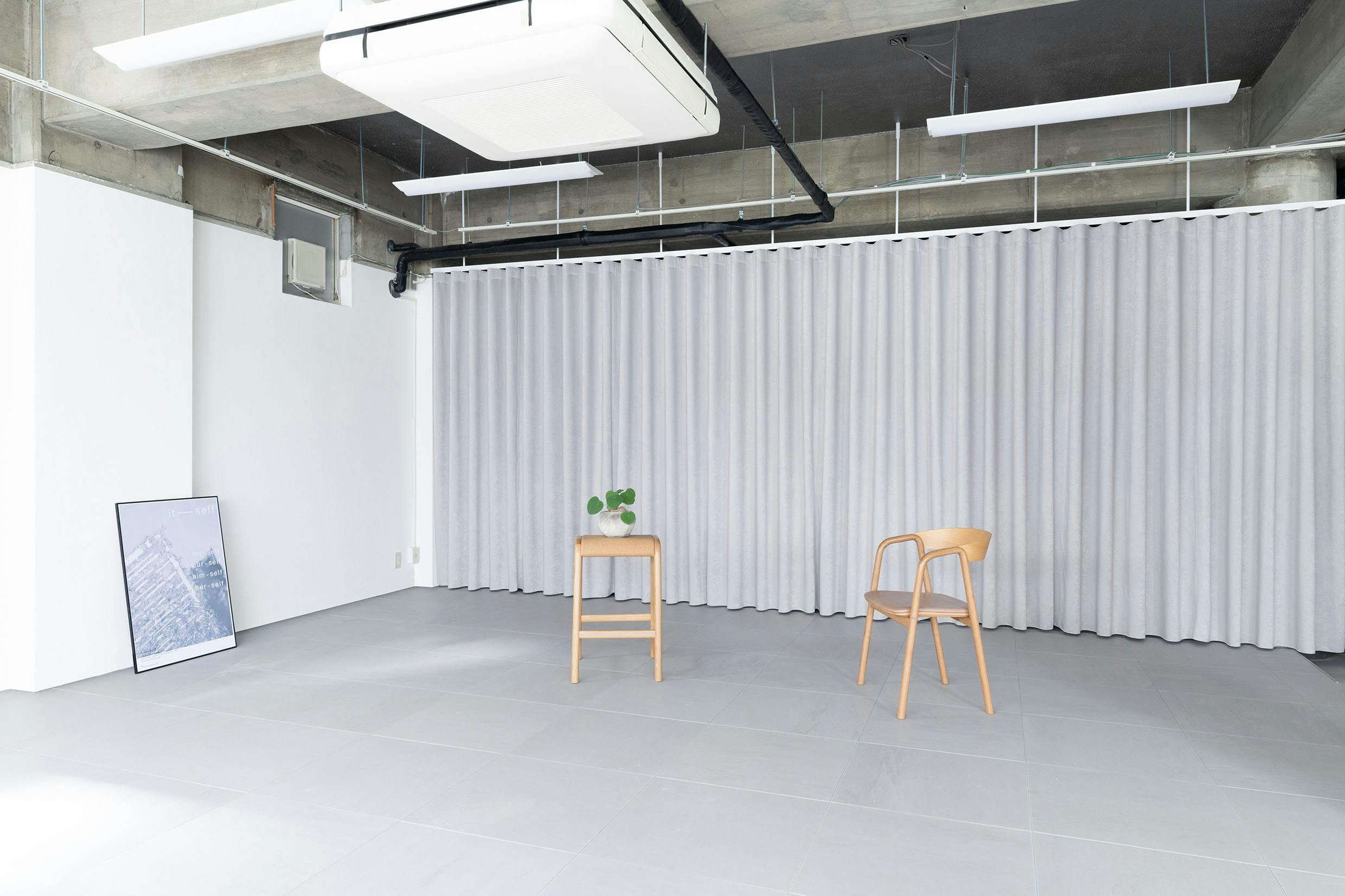 【六本木一丁目駅5分】展示会や撮影・収録、ポップアップストア等に最適な白壁のシンプルなイベントスペース