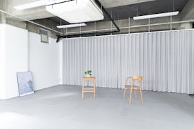 【六本木一丁目駅5分】展示会や撮影・収録、ポップアップストア等に最適な白壁のシンプルなイベントスペース