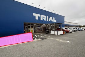 【スーパーセンタートライアル上津役店】キッチンカー(調理営業)出店限定/屋外 Ⓐキッチンカースペース_正面出入口【左側】 ※から揚げ・焼き鳥は販売不可