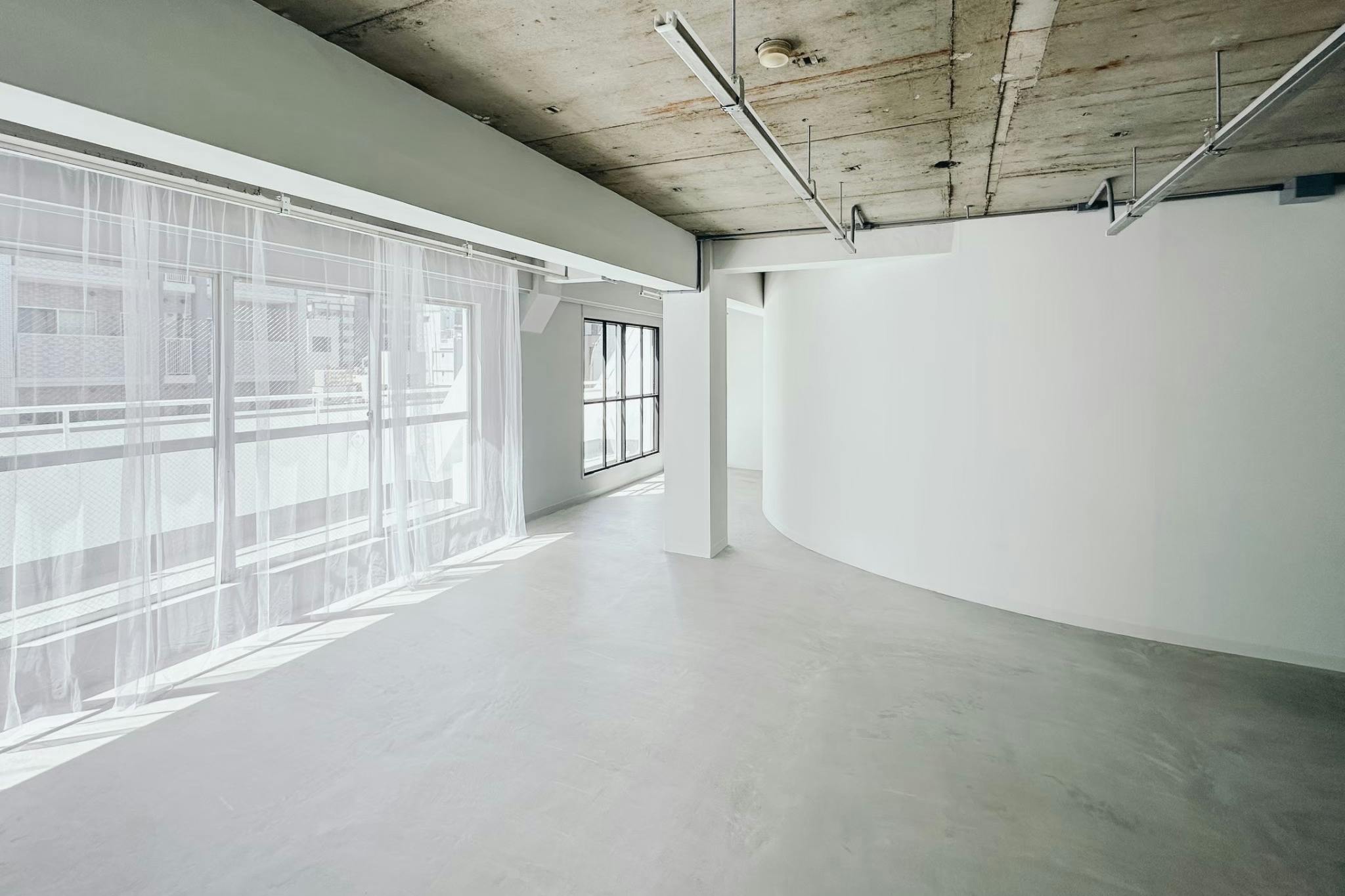 【本町駅2分】各種撮影や招待制の展示販売会、ポップアップストア等適した自然光たっぷりで無機質な空間のスペース