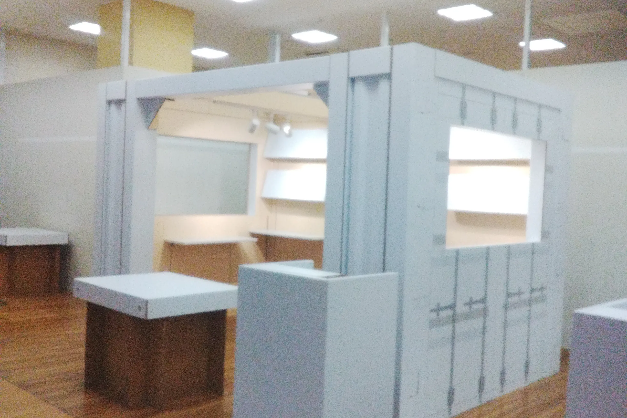 【イオンタウン成田富里/POPUPオレンジ】ポップアップストアに最適な什器も充実したポップアップストア特設スペース