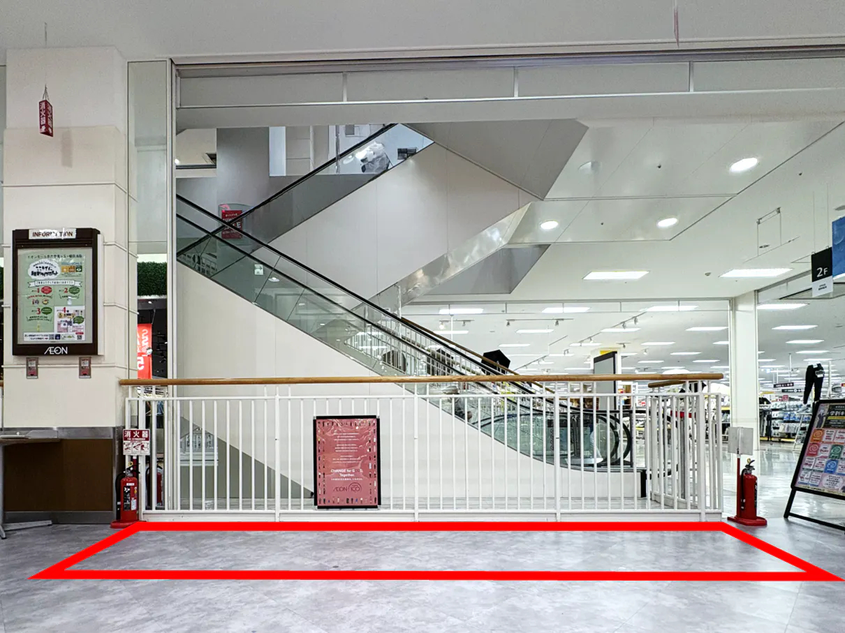 【イオンモール奈良登美ケ丘*】2F 南側エスカレーター横 ikka前(北半面)