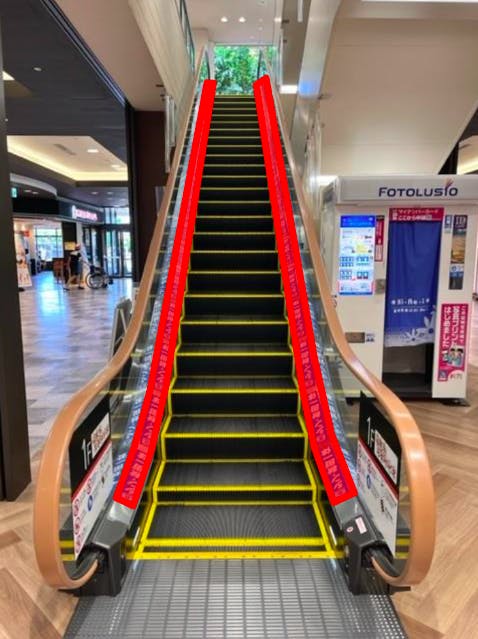 【イオンモール秋田】モール内広告 エスカレーターレーンの画像