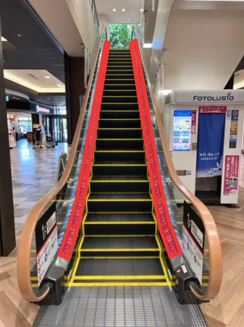 【イオンモール秋田】モール内広告 エスカレーターレーンの画像