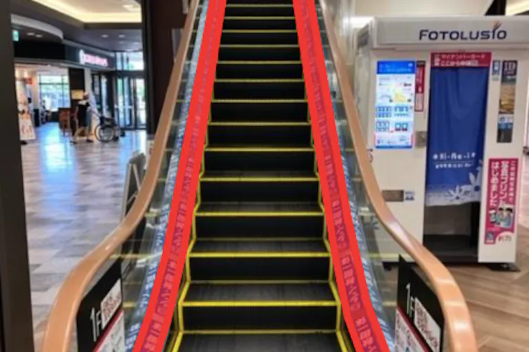 【イオンモール秋田】モール内広告 エスカレーターレーンの画像1