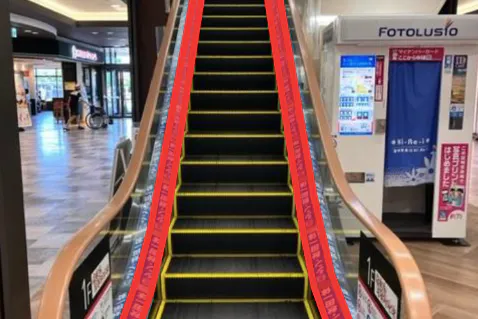 【イオンモール秋田】モール内広告 エスカレーターレーン
