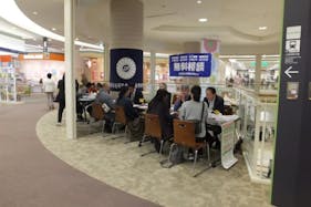 【あまがさきキューズモール】「⑦3F 日本旅行前」セールスプロモーションや小規模説明会に最適な、視認性の高いイベントスペース