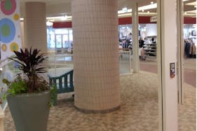 【あまがさきキューズモール】「⑦3F 日本旅行前」セールスプロモーションや小規模説明会に最適な、視認性の高いイベントスペース