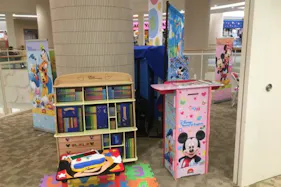 【あまがさきキューズモール】「⑦3F 日本旅行前」セールスプロモーションや小規模説明会に最適な、視認性の高いイベントスペース