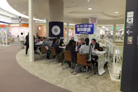 【あまがさきキューズモール】「⑦3F 日本旅行前」セールスプロモーションや小規模説明会に最適な、視認性の高いイベントスペース