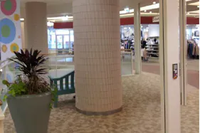 【あまがさきキューズモール】「⑦3F 日本旅行前」セールスプロモーションや小規模説明会に最適な、視認性の高いイベントスペース