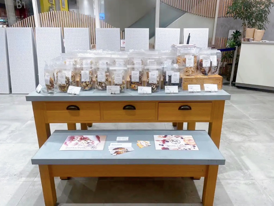 【新宿マルイ本館】B1階 カレンダリウムF05【食物販】エスカレーター横、冷蔵ケース、冷蔵ストッカー完備スペース