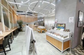 【新宿マルイ本館】B1階 カレンダリウムF05【食物販】エスカレーター横、冷蔵ケース、冷蔵ストッカー完備スペース