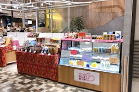 【新宿マルイ本館】B1階 カレンダリウムF05【食物販】エスカレーター横、冷蔵ケース、冷蔵ストッカー完備スペース