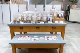 【新宿マルイ本館】B1階 カレンダリウムF05【食物販】エスカレーター横、冷蔵ケース、冷蔵ストッカー完備スペース