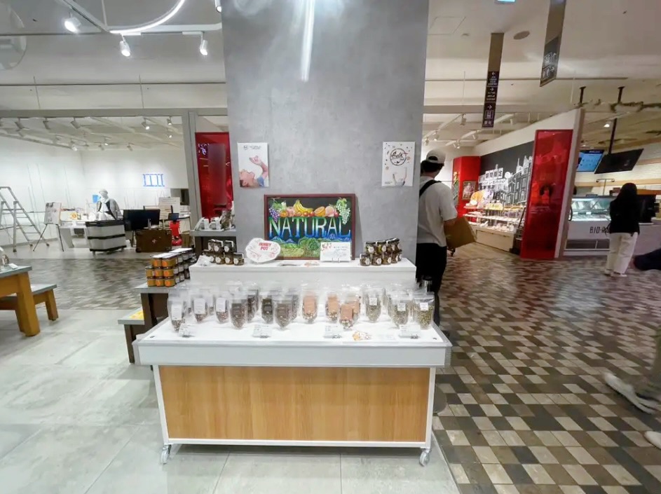 【新宿マルイ本館】B1階 カレンダリウムF05【食物販】エスカレーター横、冷蔵ケース、冷蔵ストッカー完備スペース