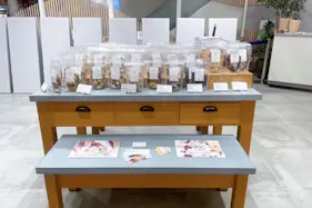 【新宿マルイ本館】B1階 カレンダリウムF05【食物販】エスカレーター横、冷蔵ケース、冷蔵ストッカー完備スペース