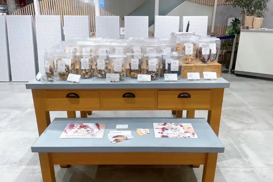 【新宿マルイ本館】B1階 カレンダリウムF05【食物販】エスカレーター横、冷蔵ケース、冷蔵ストッカー完備スペース