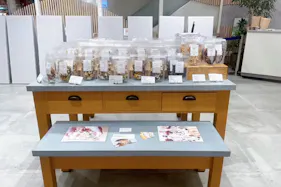 【新宿マルイ本館】B1階 カレンダリウムF05【食物販】エスカレーター横、冷蔵ケース、冷蔵ストッカー完備スペース