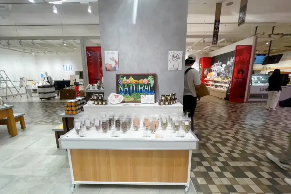 【新宿マルイ本館】B1階 カレンダリウムF05【食物販】エスカレーター横、冷蔵ケース、冷蔵ストッカー完備スペース