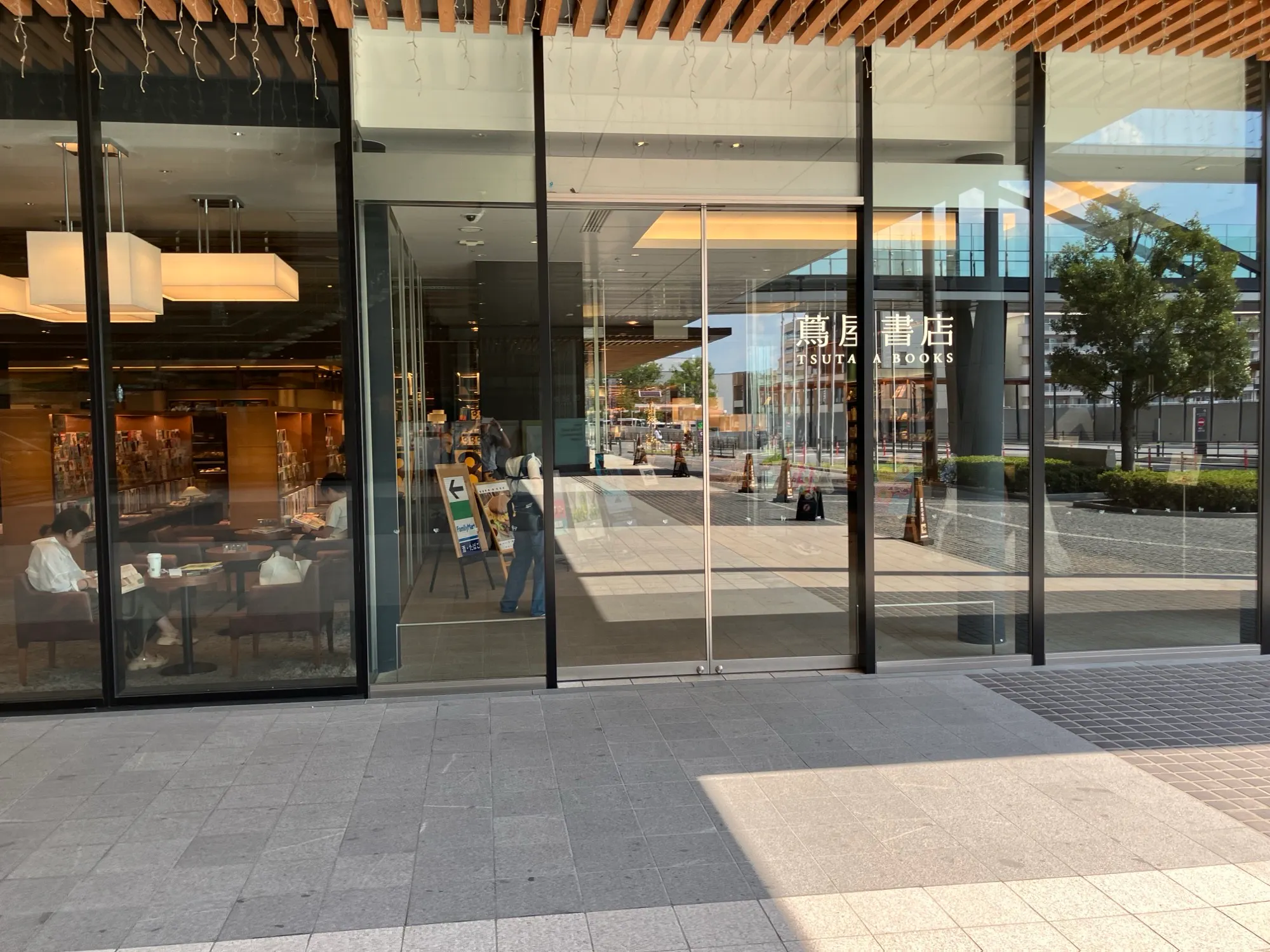 【奈良県コンベンションセンター|C区画(48㎡)】蔦屋書店も所在する奈良県最大の観光交流施設内の2Fイベントスペース