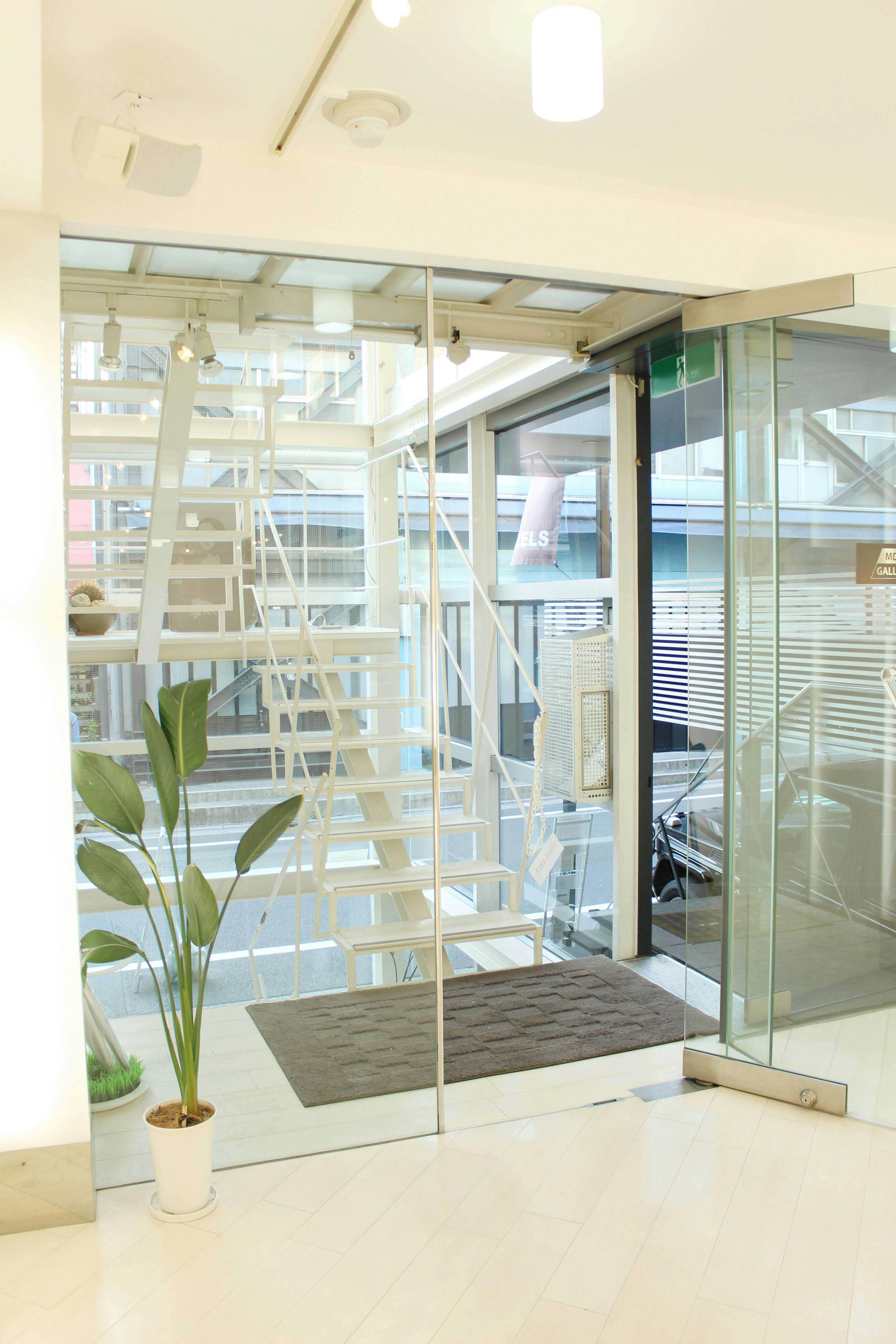 【中目黒駅8分】展示会やポップアップに最適な、目黒川沿いの洗練されたエリアにある路面スペース