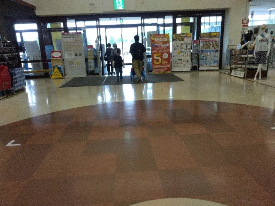 【イオン滝川店】衣料品側出入口店内