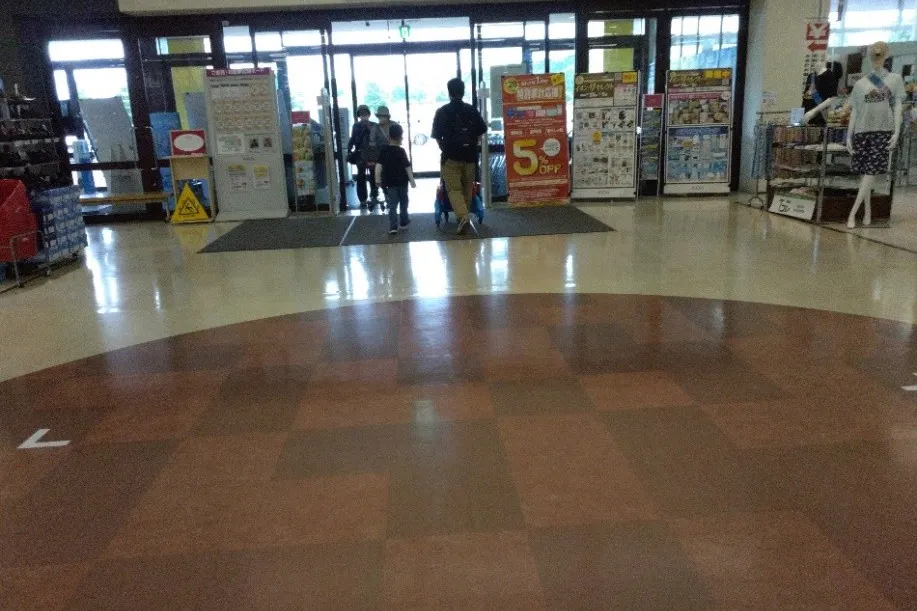 【イオン滝川店】衣料品側出入口店内