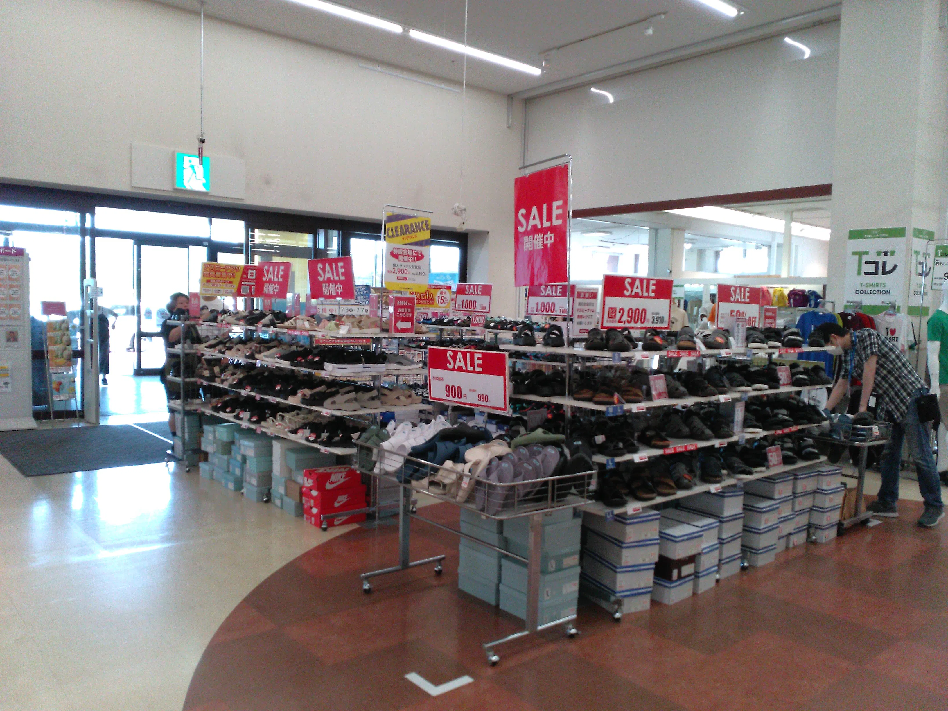 【イオン滝川店】衣料品側出入口店内