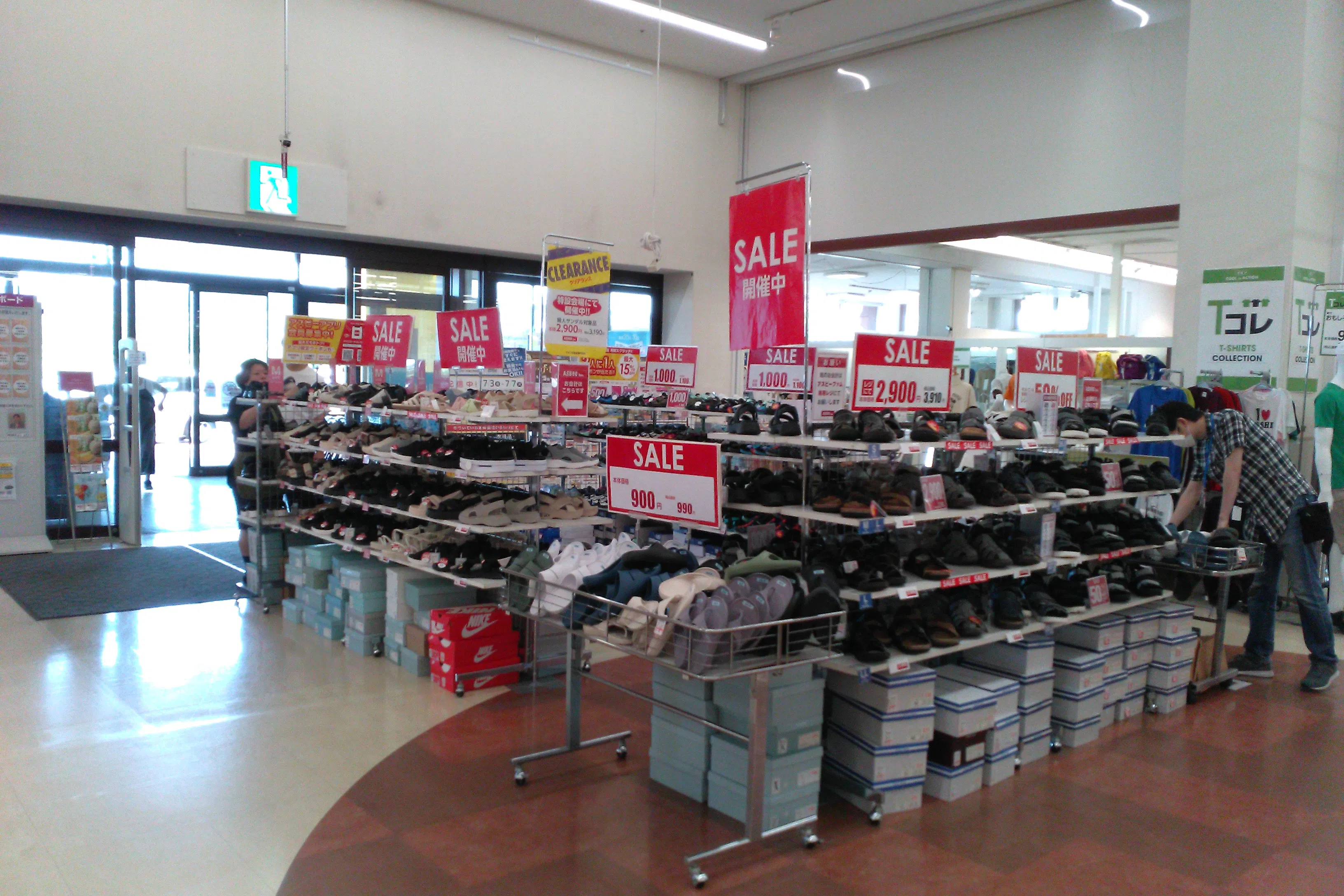 【イオン滝川店】衣料品側出入口店内