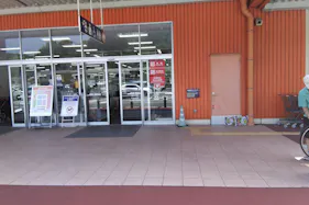 【ミスターマックス 西大分店】食品側入口 キッチンカーや物販用途に最適な総合ディスカウントストアの催事イベントスペース