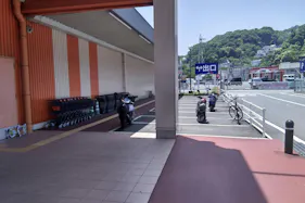 【ミスターマックス 西大分店】食品側入口 キッチンカーや物販用途に最適な総合ディスカウントストアの催事イベントスペース