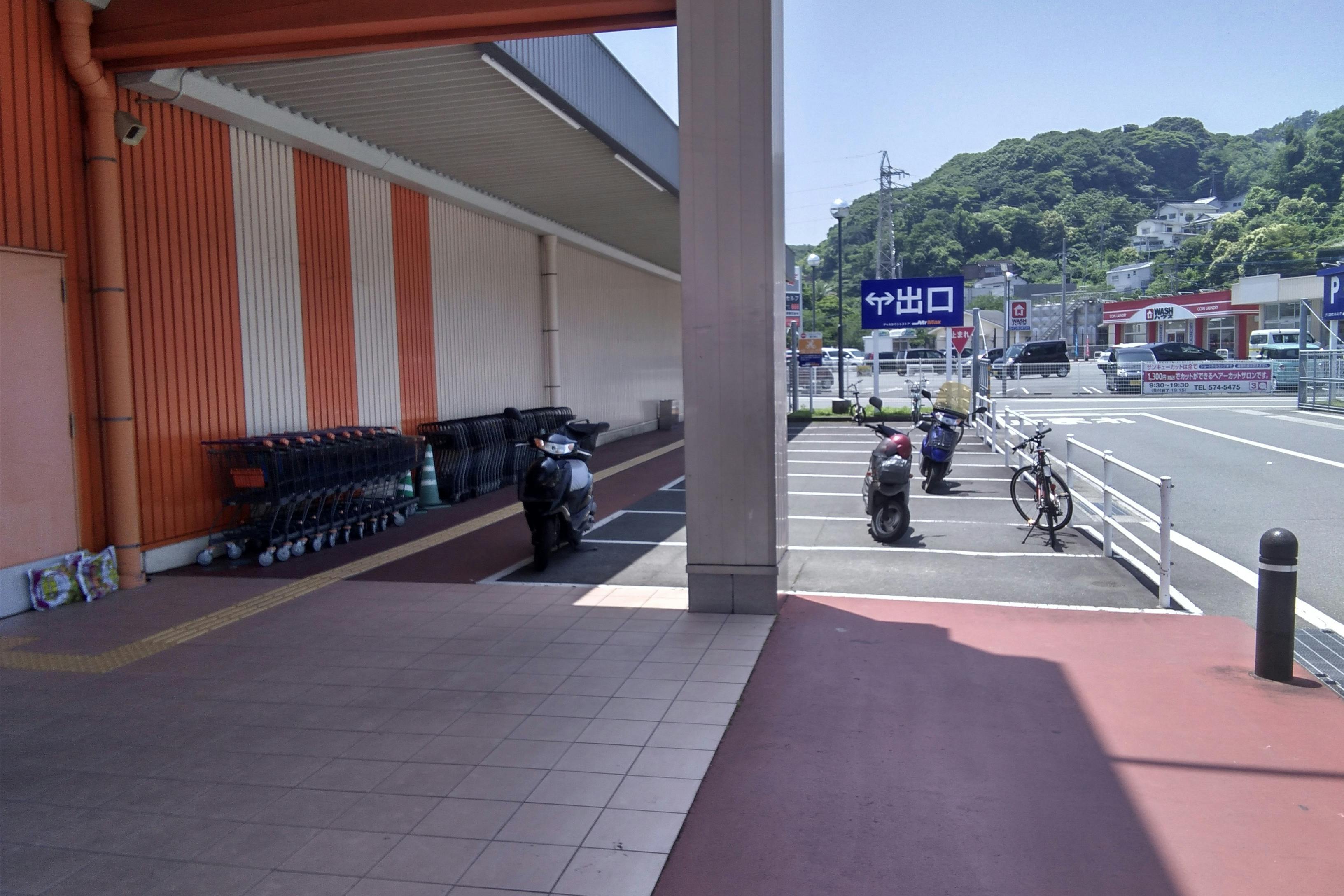 【ミスターマックス 西大分店】食品側入口 キッチンカーや物販用途に最適な総合ディスカウントストアの催事イベントスペース
