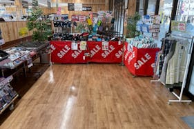 【いなげや福生銀座店】各種プロモーションイベントに最適なスーパーマーケットの店内入口横イベントスペース