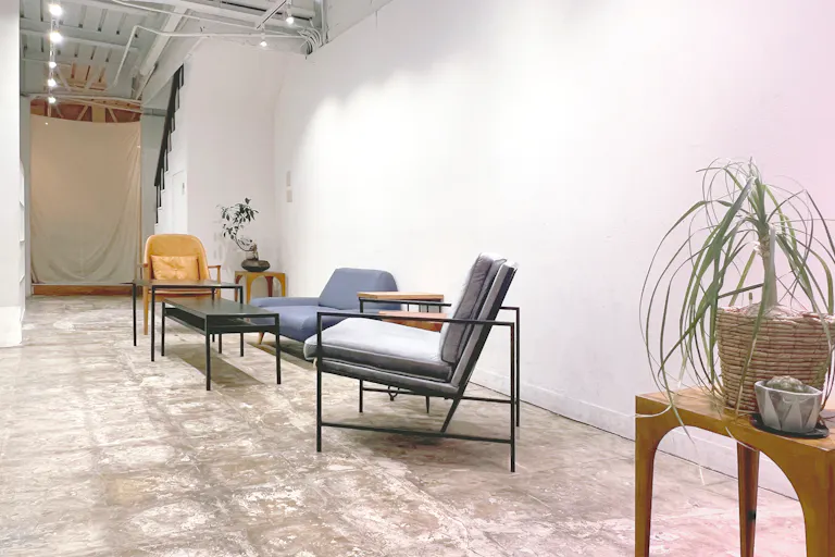天井が高く、展示のしやすい広い白い壁が2面あります。