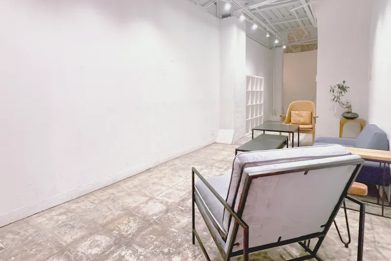天井が高く、展示のしやすい広い白い壁が2面あります。