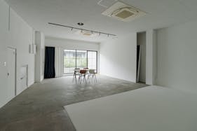 【森下駅2分】ファッション系の展示販売会やアート作品展、ポップアップに最適な駅近路面のシンプルで清潔感のあるギャラリースペース