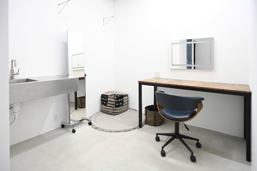 【駒場東大前駅10分】アパレル撮影等に最適なモルタルとウッドのバリエーションが撮れる自然光スタジオ