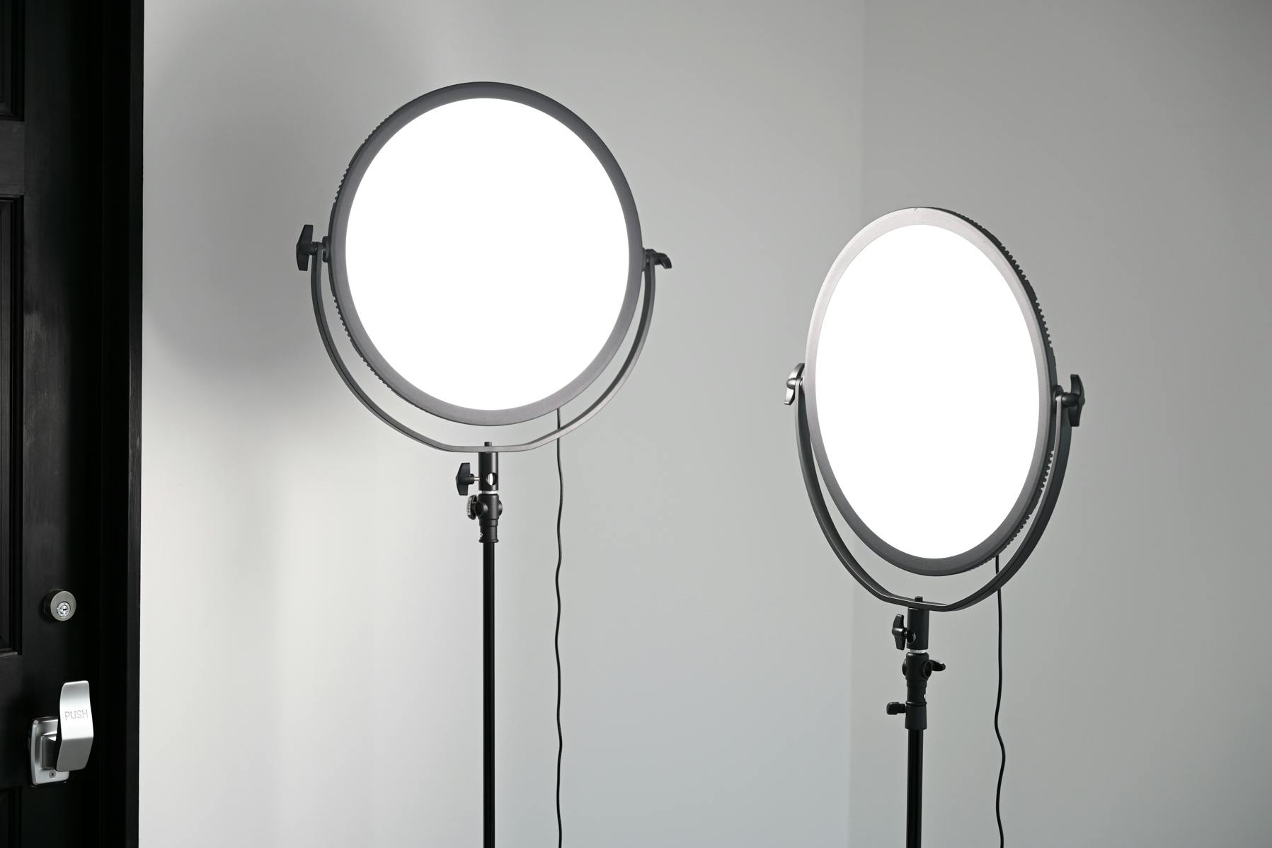 【駒場東大前駅10分】アパレル撮影等に最適なモルタルとウッドのバリエーションが撮れる自然光スタジオ