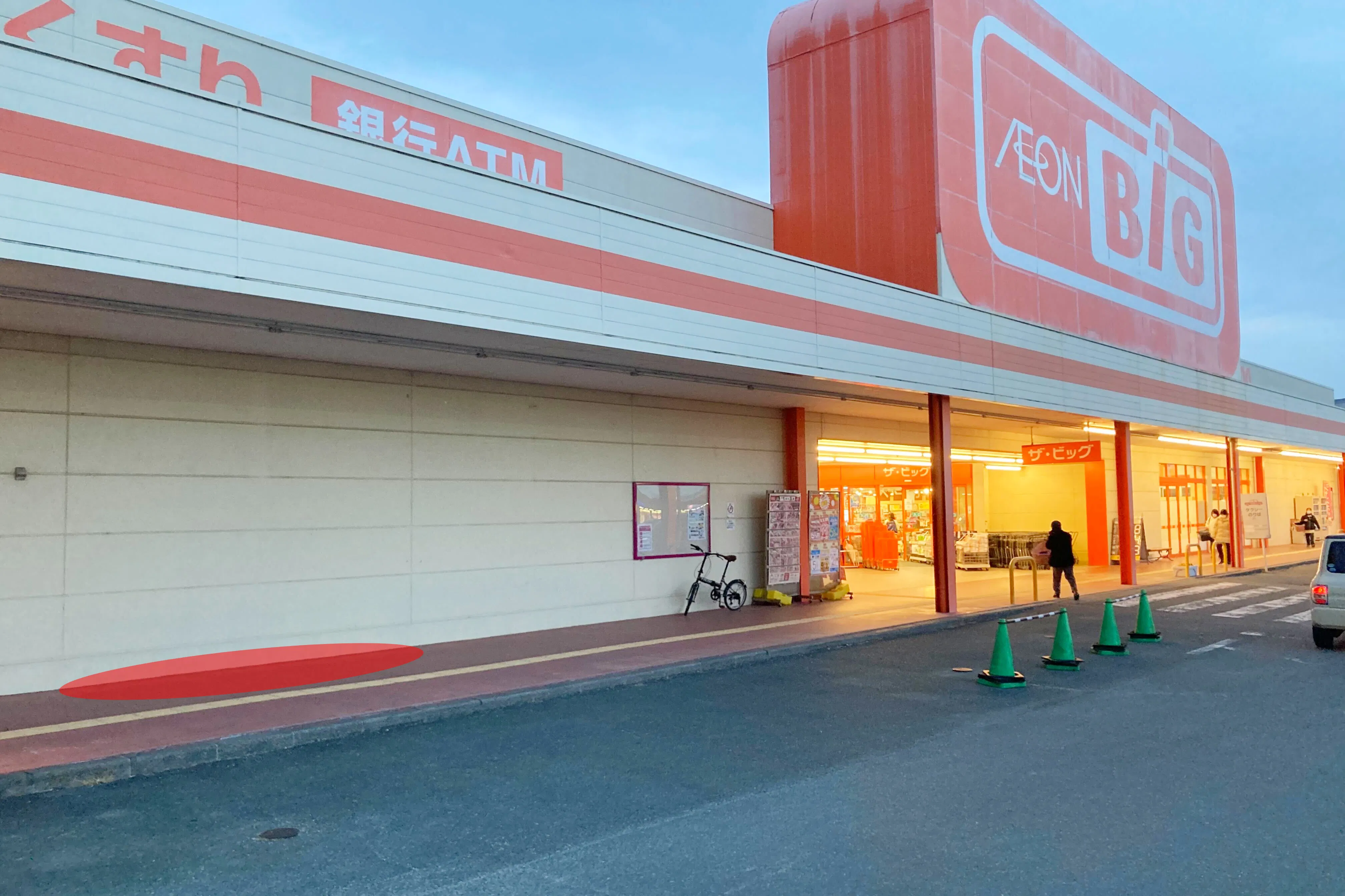 【イオンタウン大須賀】プロモーションイベントや食物販に最適な大型スーパー出入口横にある通行量の多い軒下イベントスペース