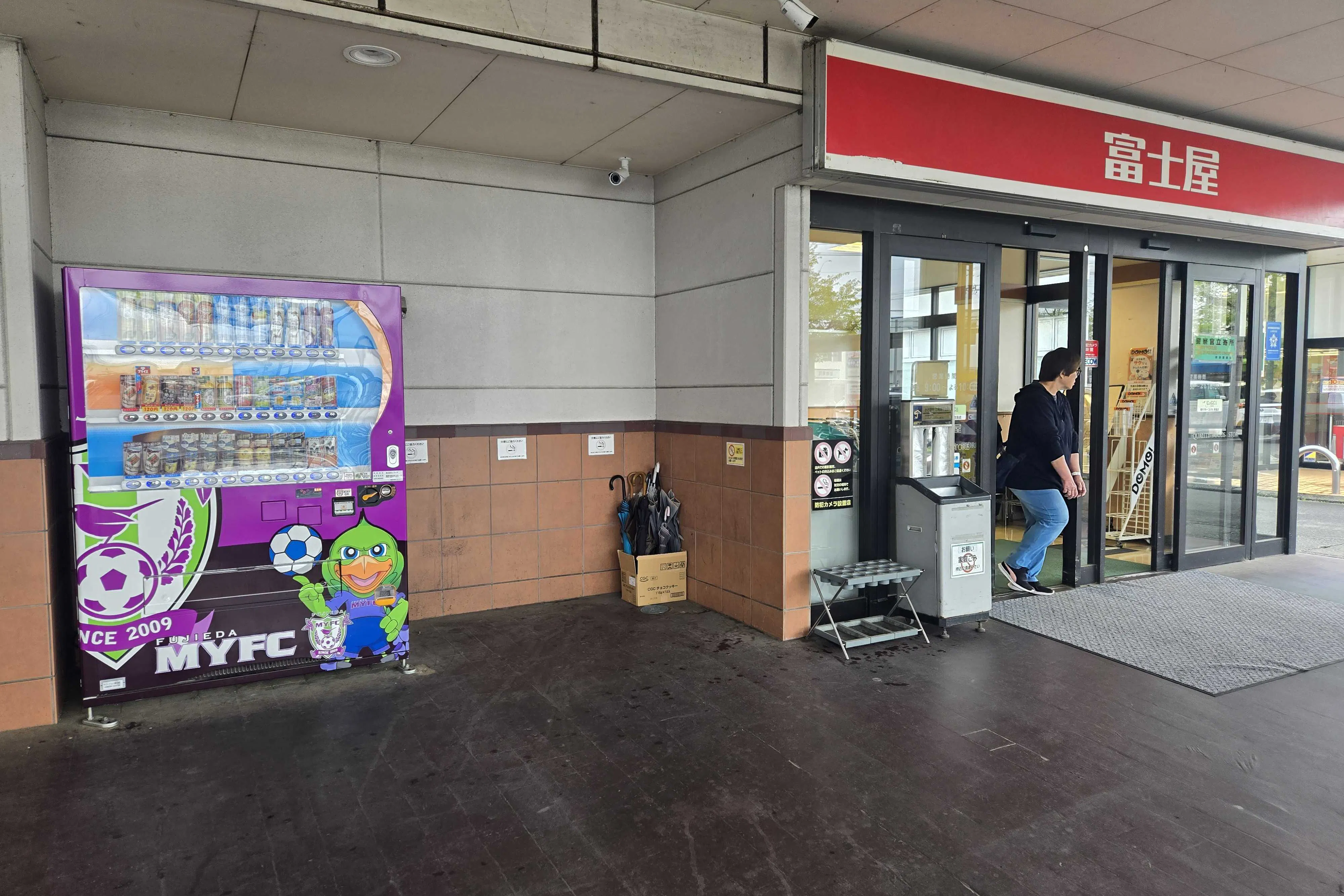 【富士屋焼津南店】プロモーションに最適な店舗入口前の軒先スペース