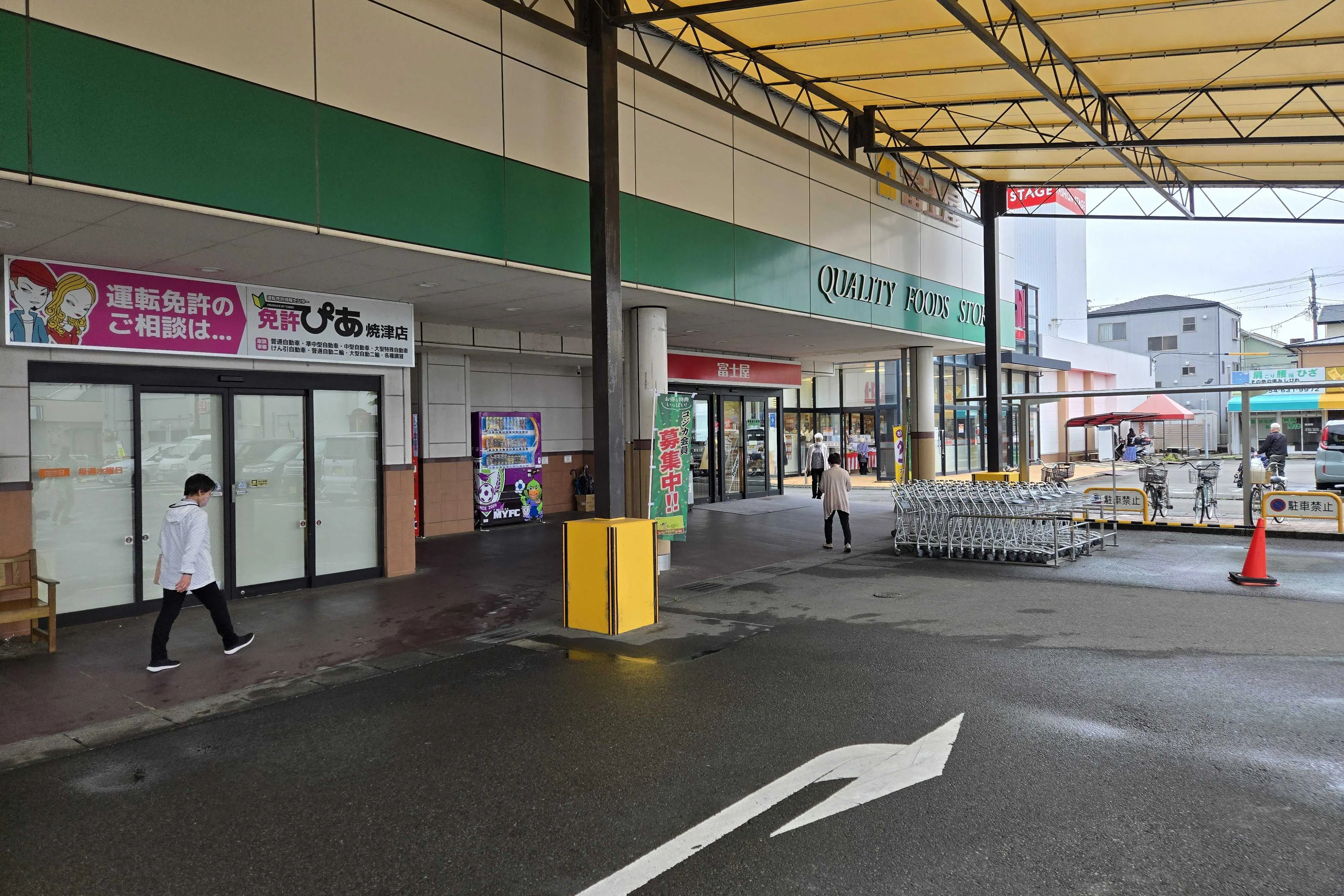 【富士屋焼津南店】プロモーションに最適な店舗入口前の軒先スペース